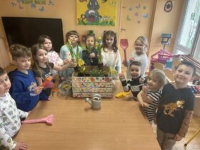Dzieci sadzą kwiaty w skrzyni